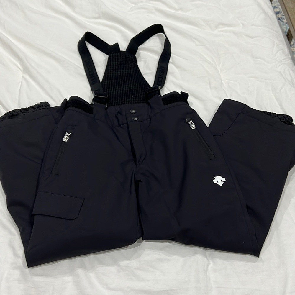 Ski pants with attached bib/suspenders Descente size 8